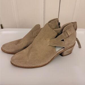 Perforated Tan Ankle Boots for Women size 6